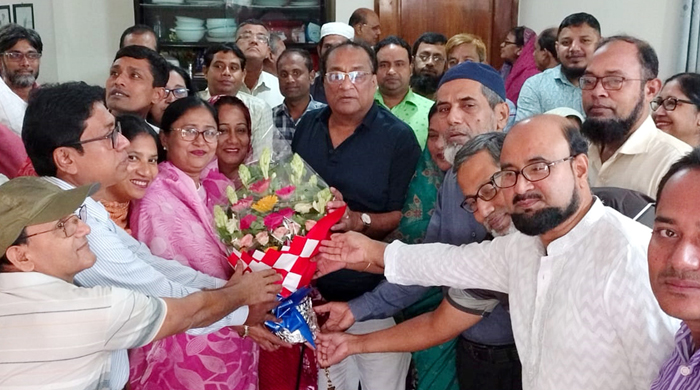  ডাঃ আবুল হোসেন কলেজের পক্ষ থেকে বিএনপির এমপি প্রার্থী খৈয়মকে শুভেচ্ছা